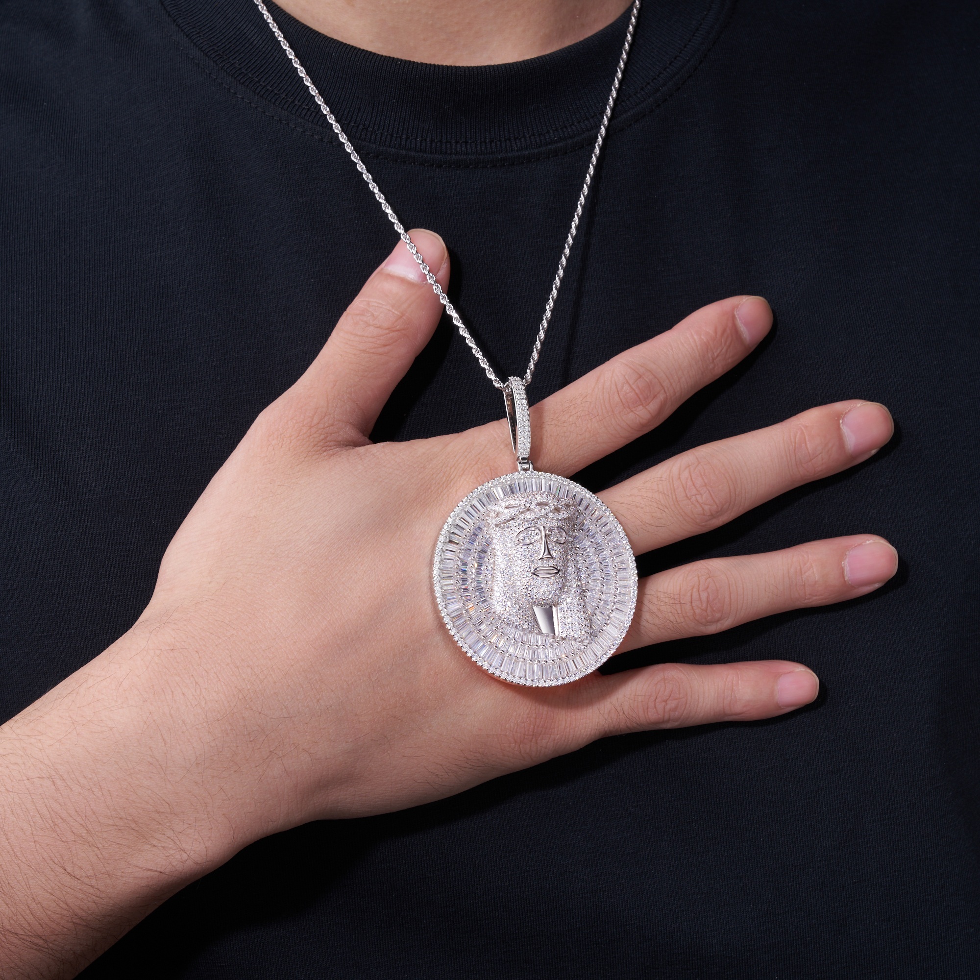 A Luxurious And Fashionable Minimalist Jewelry Pendant Necklace Featuring Top-quality Moissanite, Made Of S925 Silver Electroplated With Platinum.