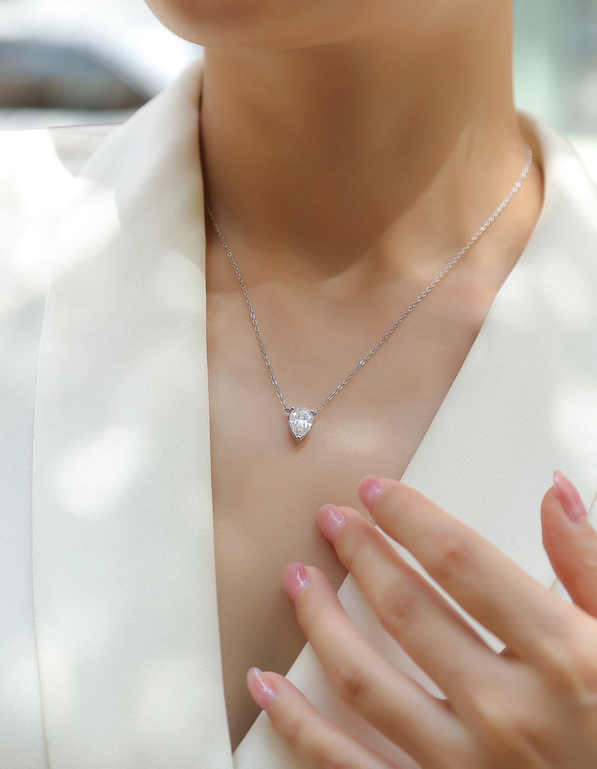 A Luxurious And Fashionable Minimalist Jewelry Pendant Necklace Featuring Top-quality Moissanite, Made Of S925 Silver Electroplated With Platinum.