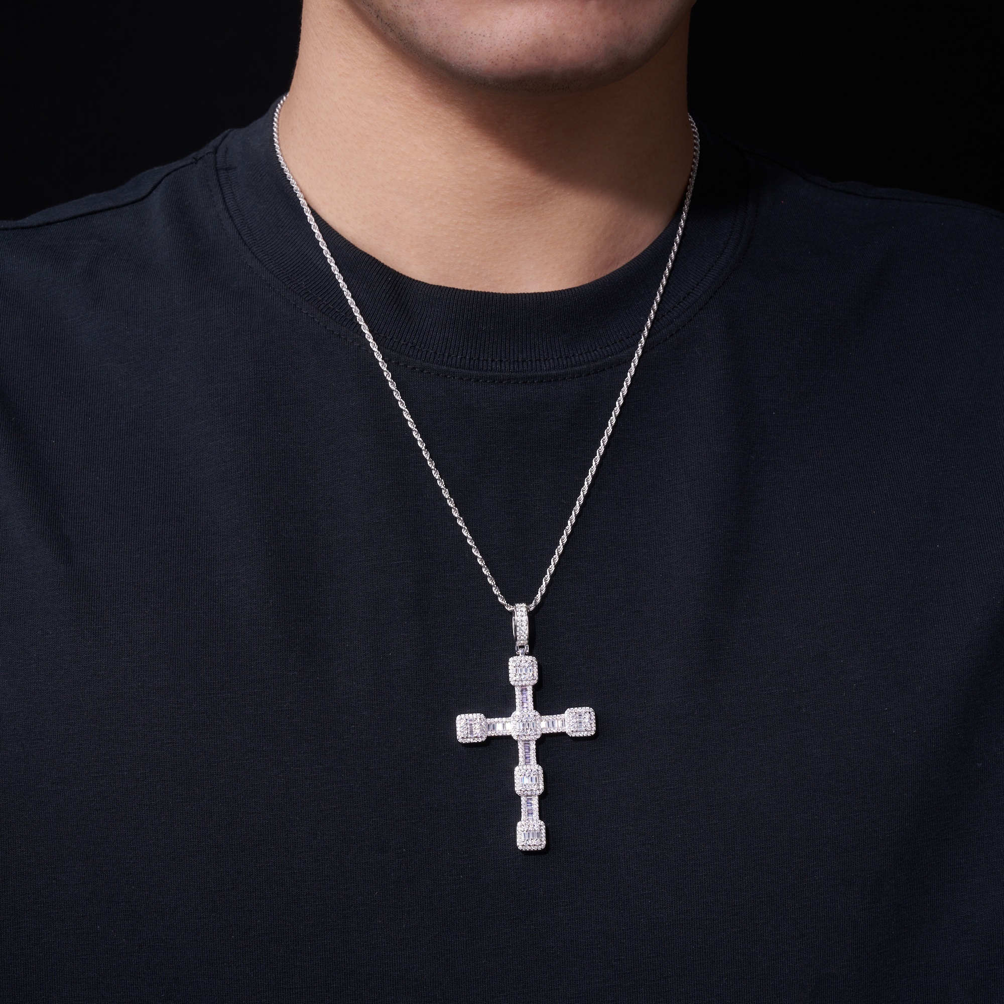 A Luxurious And Fashionable Minimalist Jewelry Pendant Necklace Featuring Top-quality Moissanite, Made Of S925 Silver Electroplated With Platinum.