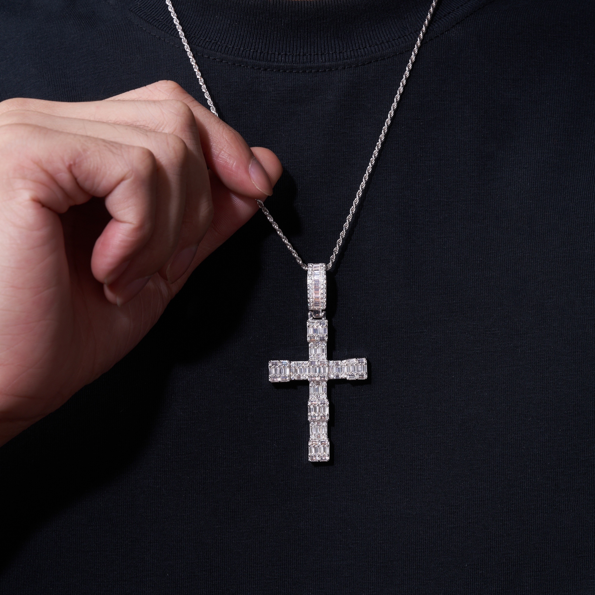 A Luxurious And Fashionable Minimalist Jewelry Pendant Necklace Featuring Top-quality Moissanite, Made Of S925 Silver Electroplated With Platinum.