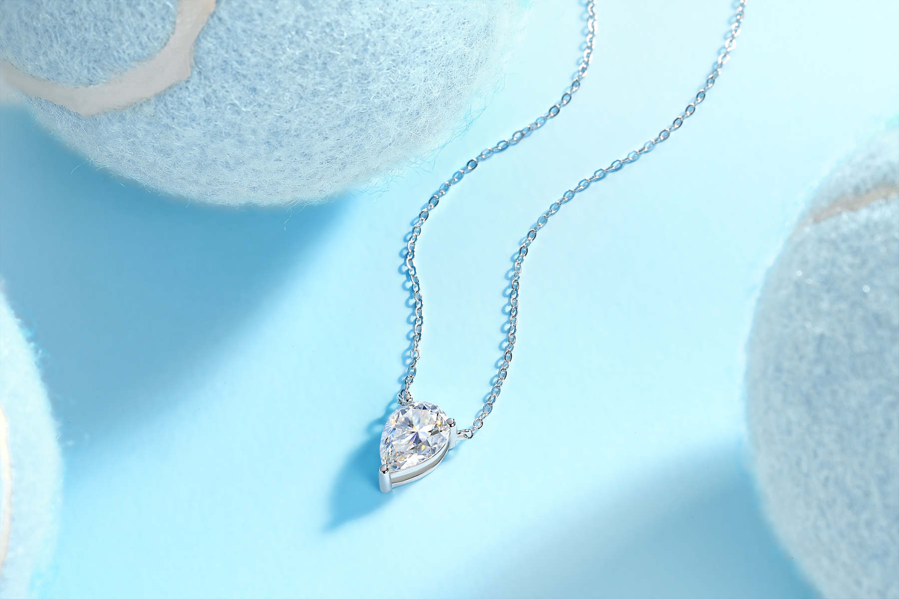 A Luxurious And Fashionable Minimalist Jewelry Pendant Necklace Featuring Top-quality Moissanite, Made Of S925 Silver Electroplated With Platinum.