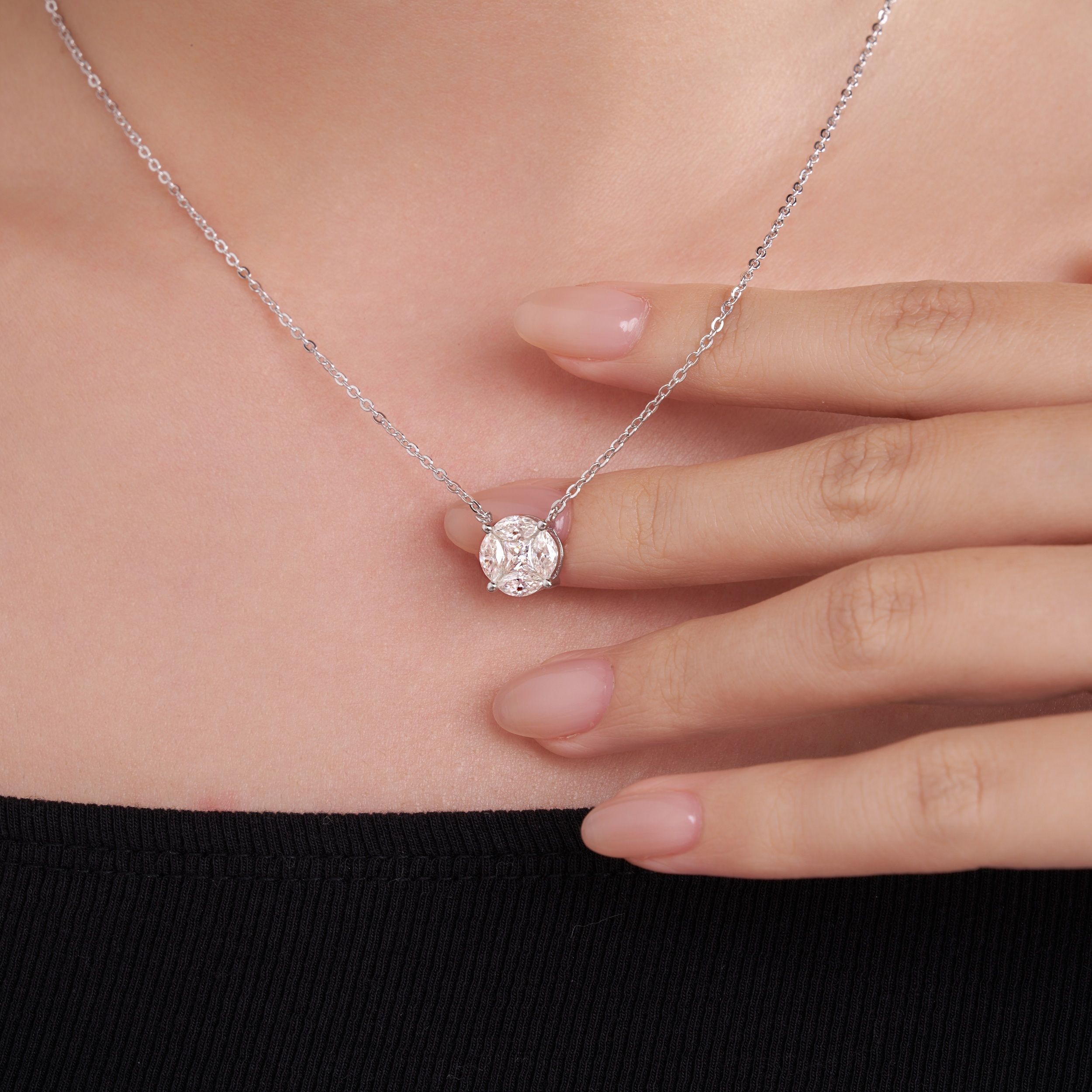 A Luxurious And Fashionable Minimalist Jewelry Pendant Necklace Featuring Top-quality Moissanite, Made Of S925 Silver Electroplated With Platinum.
