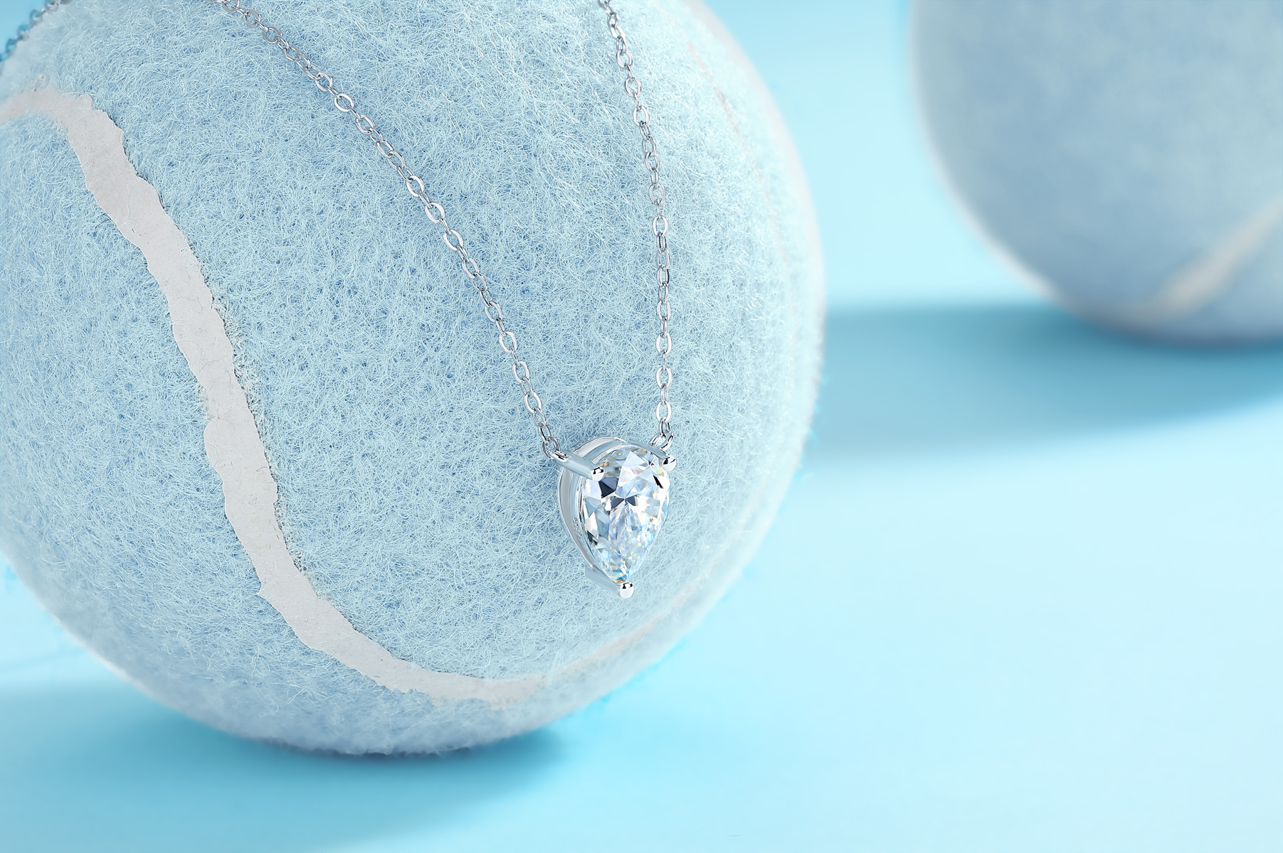 A Luxurious And Fashionable Minimalist Jewelry Pendant Necklace Featuring Top-quality Moissanite, Made Of S925 Silver Electroplated With Platinum.