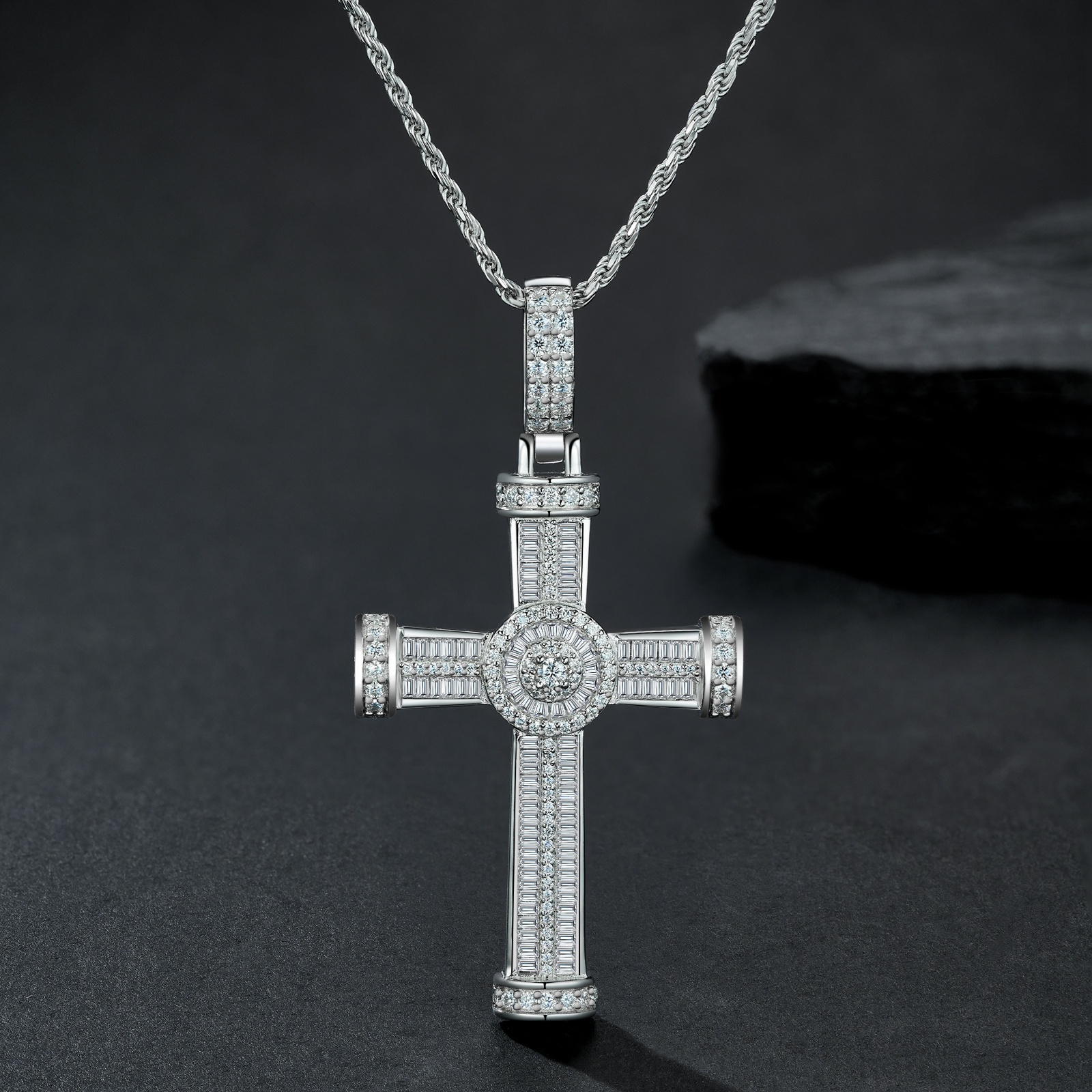 A Luxurious And Fashionable Minimalist Jewelry Pendant Necklace Featuring Top-quality Moissanite, Made Of S925 Silver Electroplated With Platinum.