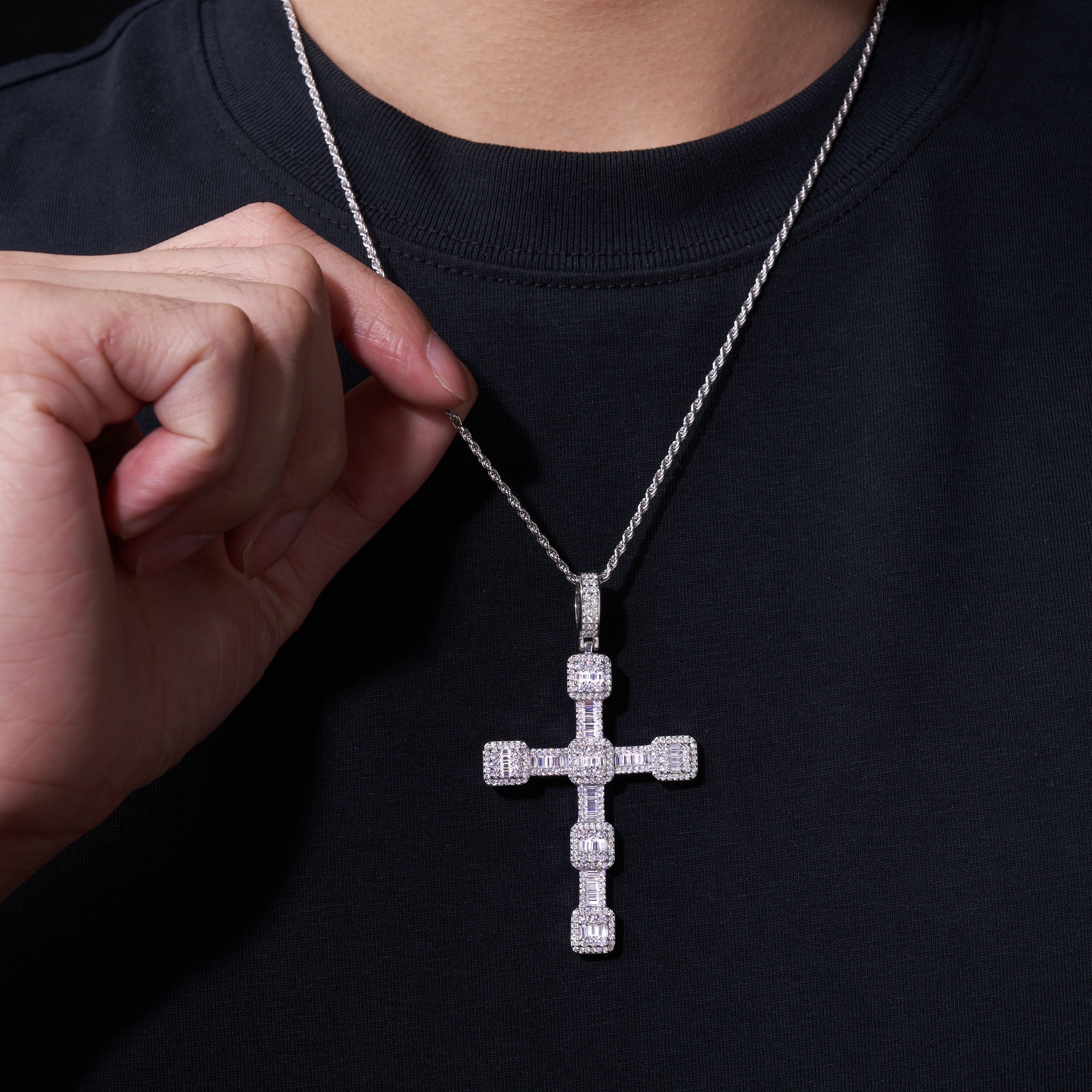 A Luxurious And Fashionable Minimalist Jewelry Pendant Necklace Featuring Top-quality Moissanite, Made Of S925 Silver Electroplated With Platinum.