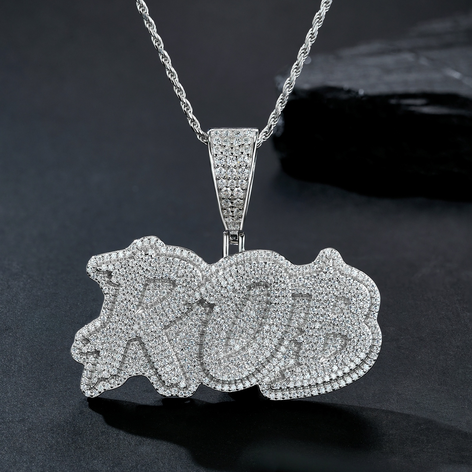 A Luxurious And Fashionable Minimalist Jewelry Pendant Necklace Featuring Top-quality Moissanite, Made Of S925 Silver Electroplated With Platinum.