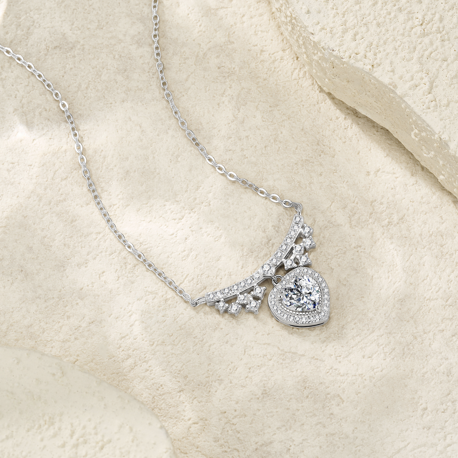 A Luxurious And Fashionable Minimalist Jewelry Pendant Necklace Featuring Top-quality Moissanite, Made Of S925 Silver Electroplated With Platinum.