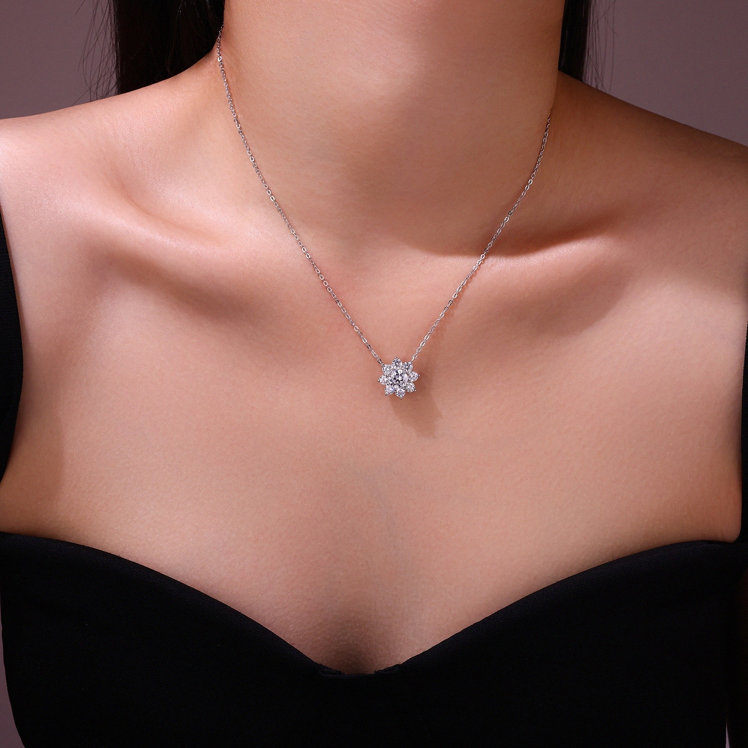 A Luxurious And Fashionable Minimalist Jewelry Pendant Necklace Featuring Top-quality Moissanite, Made Of S925 Silver Electroplated With Platinum.