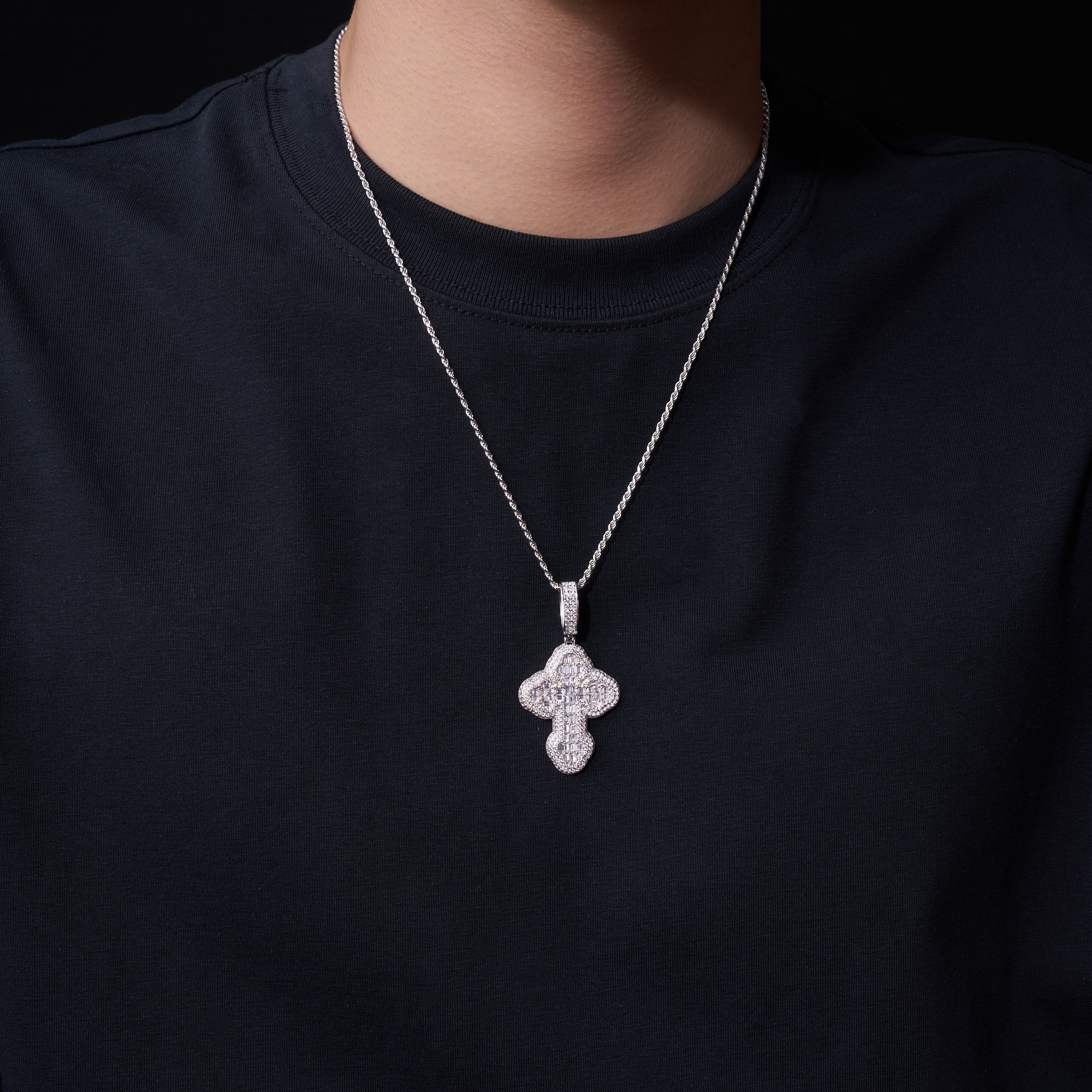 A Luxurious And Fashionable Minimalist Jewelry Pendant Necklace Featuring Top-quality Moissanite, Made Of S925 Silver Electroplated With Platinum.
