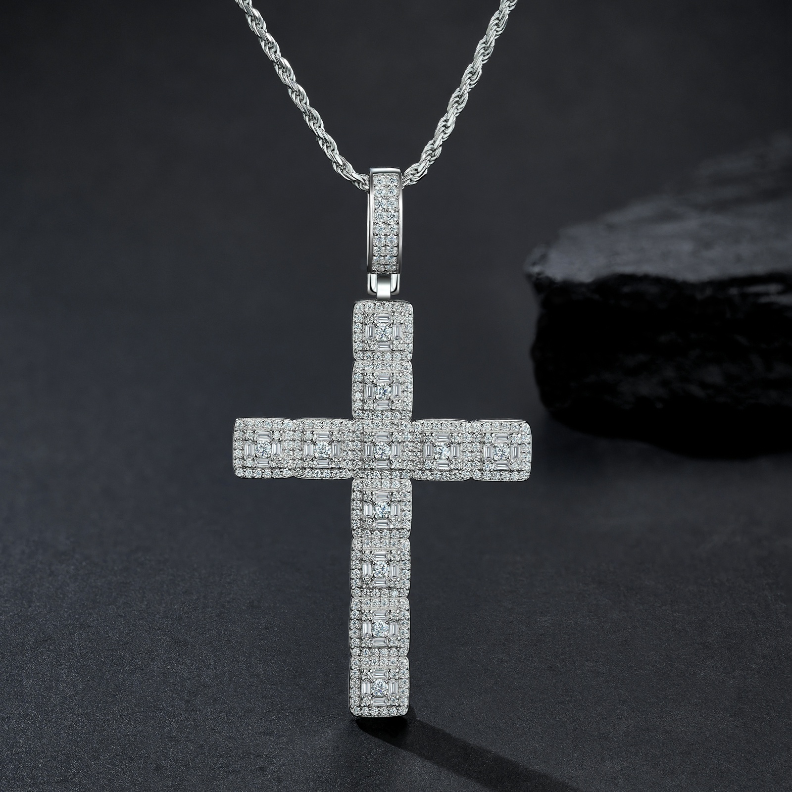 A Luxurious And Fashionable Minimalist Jewelry Pendant Necklace Featuring Top-quality Moissanite, Made Of S925 Silver Electroplated With Platinum.