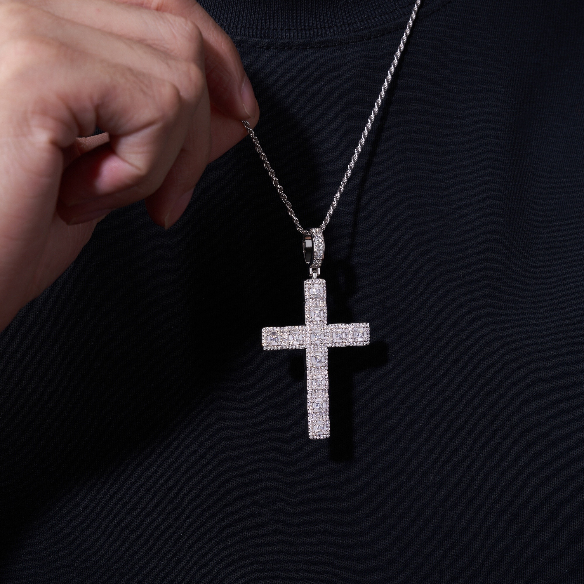 A Luxurious And Fashionable Minimalist Jewelry Pendant Necklace Featuring Top-quality Moissanite, Made Of S925 Silver Electroplated With Platinum.