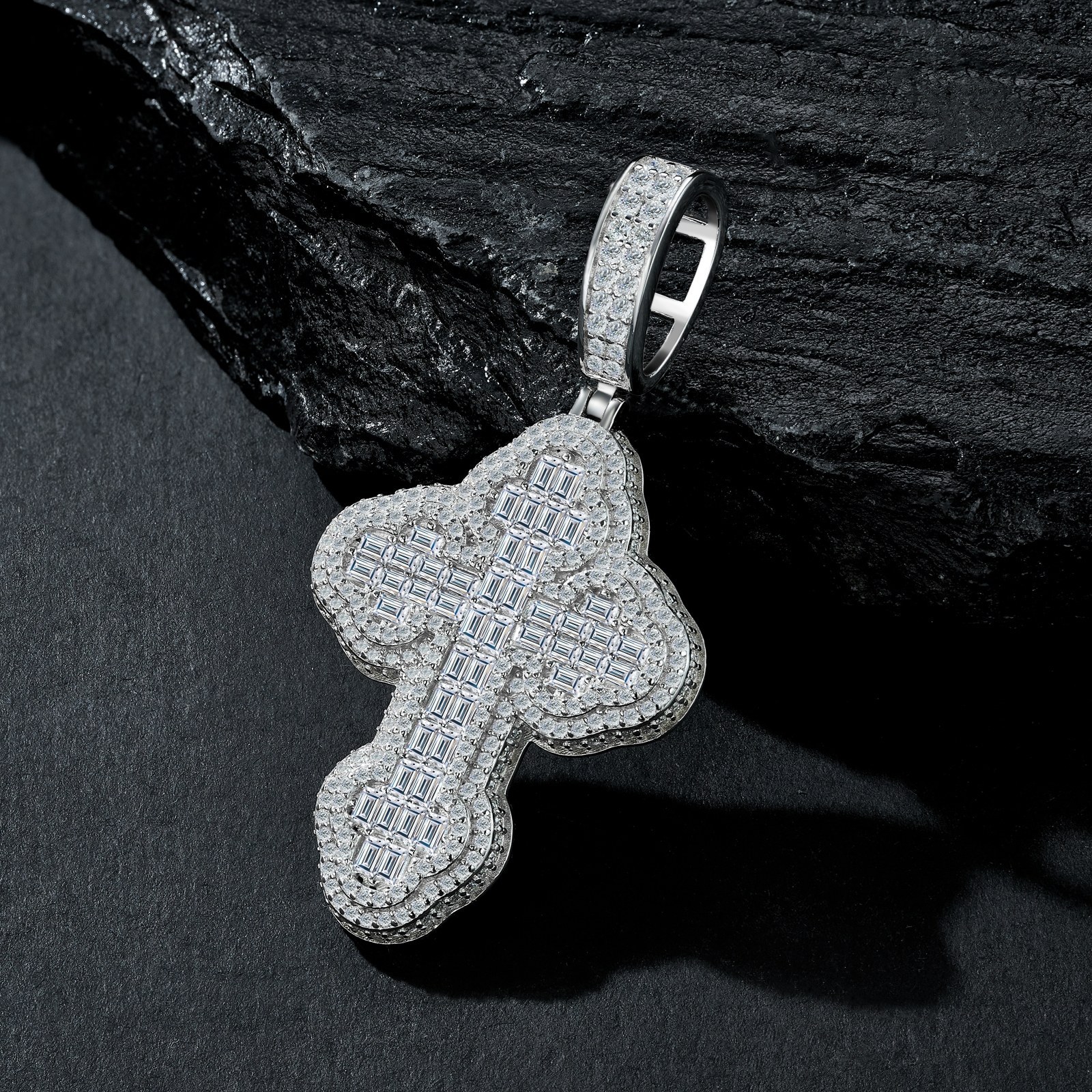 A Luxurious And Fashionable Minimalist Jewelry Pendant Necklace Featuring Top-quality Moissanite, Made Of S925 Silver Electroplated With Platinum.