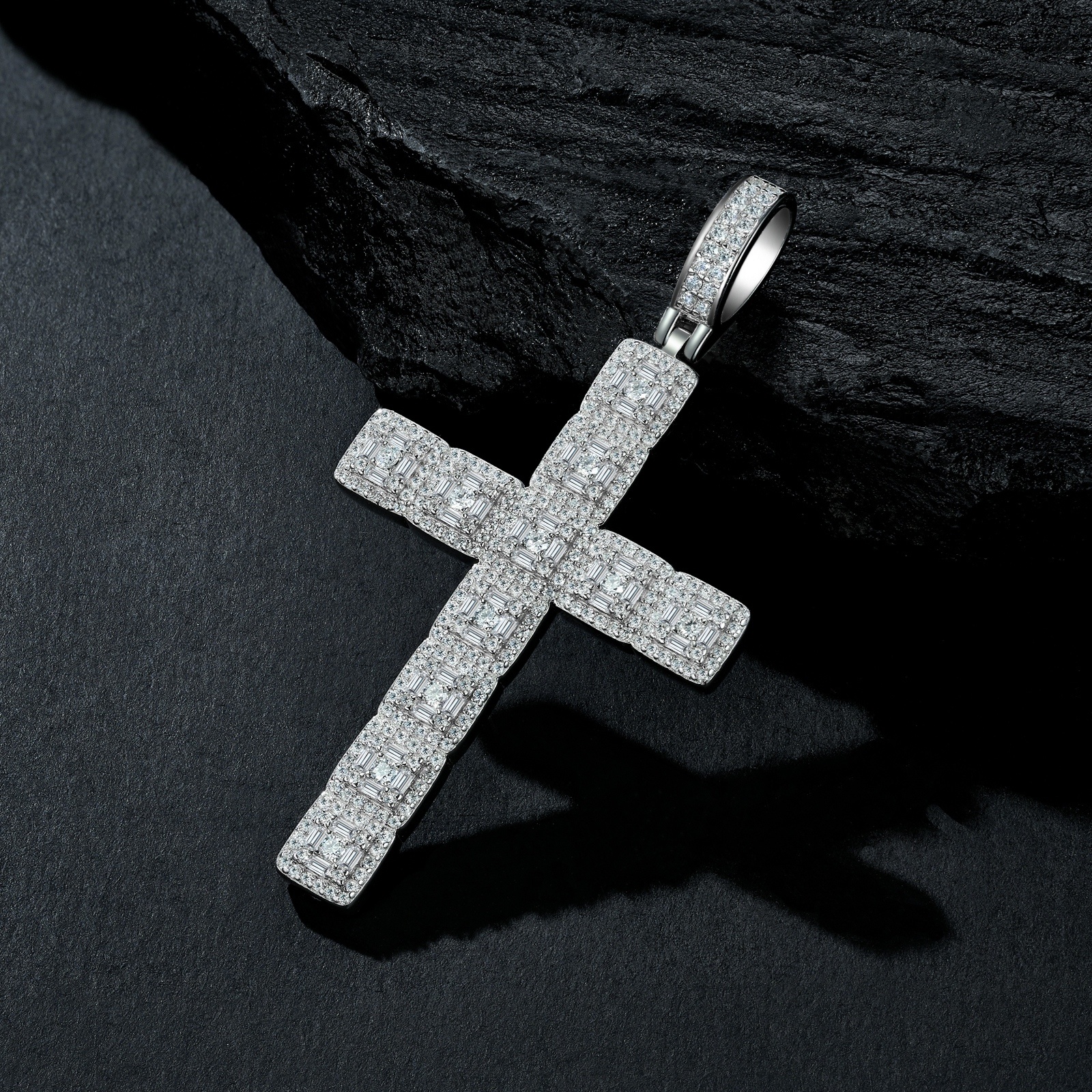 A Luxurious And Fashionable Minimalist Jewelry Pendant Necklace Featuring Top-quality Moissanite, Made Of S925 Silver Electroplated With Platinum.