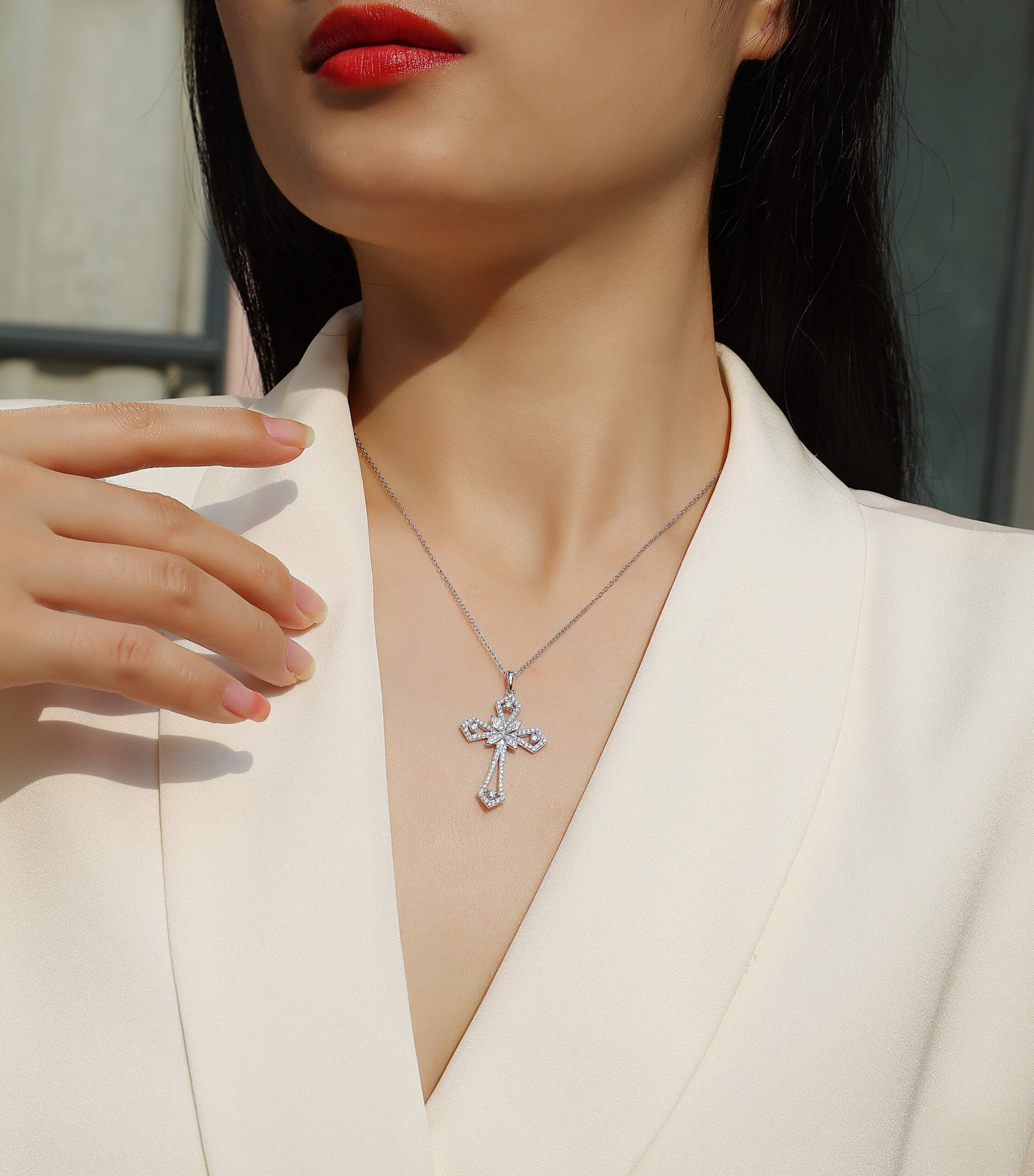 Support - A Luxurious And Fashionable Minimalist Jewelry Pendant Featuring Top-quality Moissanite Set In A Silver Necklace With S925 Silver Electroplated Over Platinum.