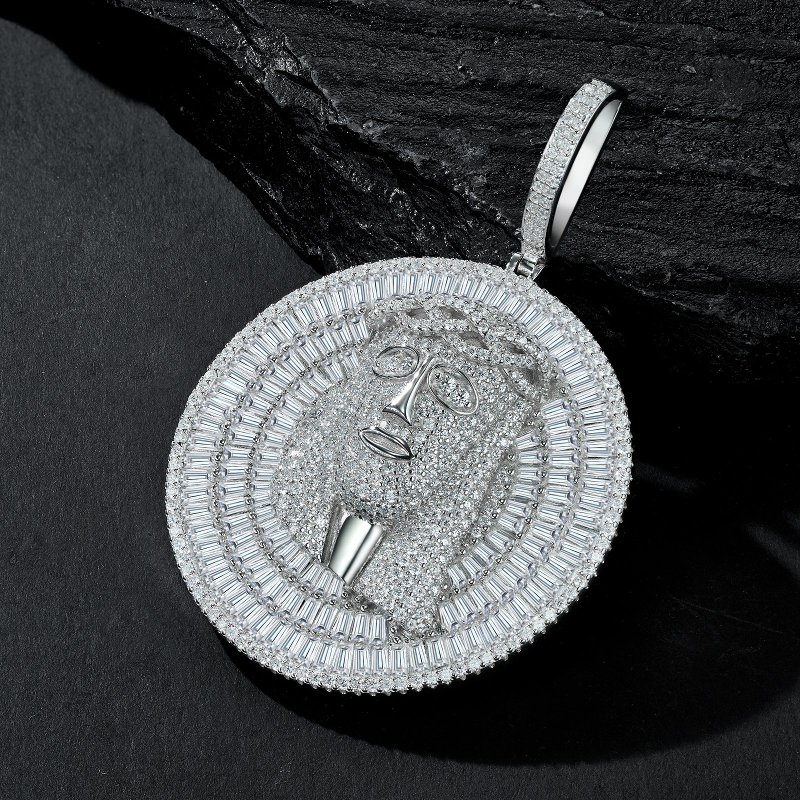 A Luxurious And Fashionable Minimalist Jewelry Pendant Necklace Featuring Top-quality Moissanite, Made Of S925 Silver Electroplated With Platinum.