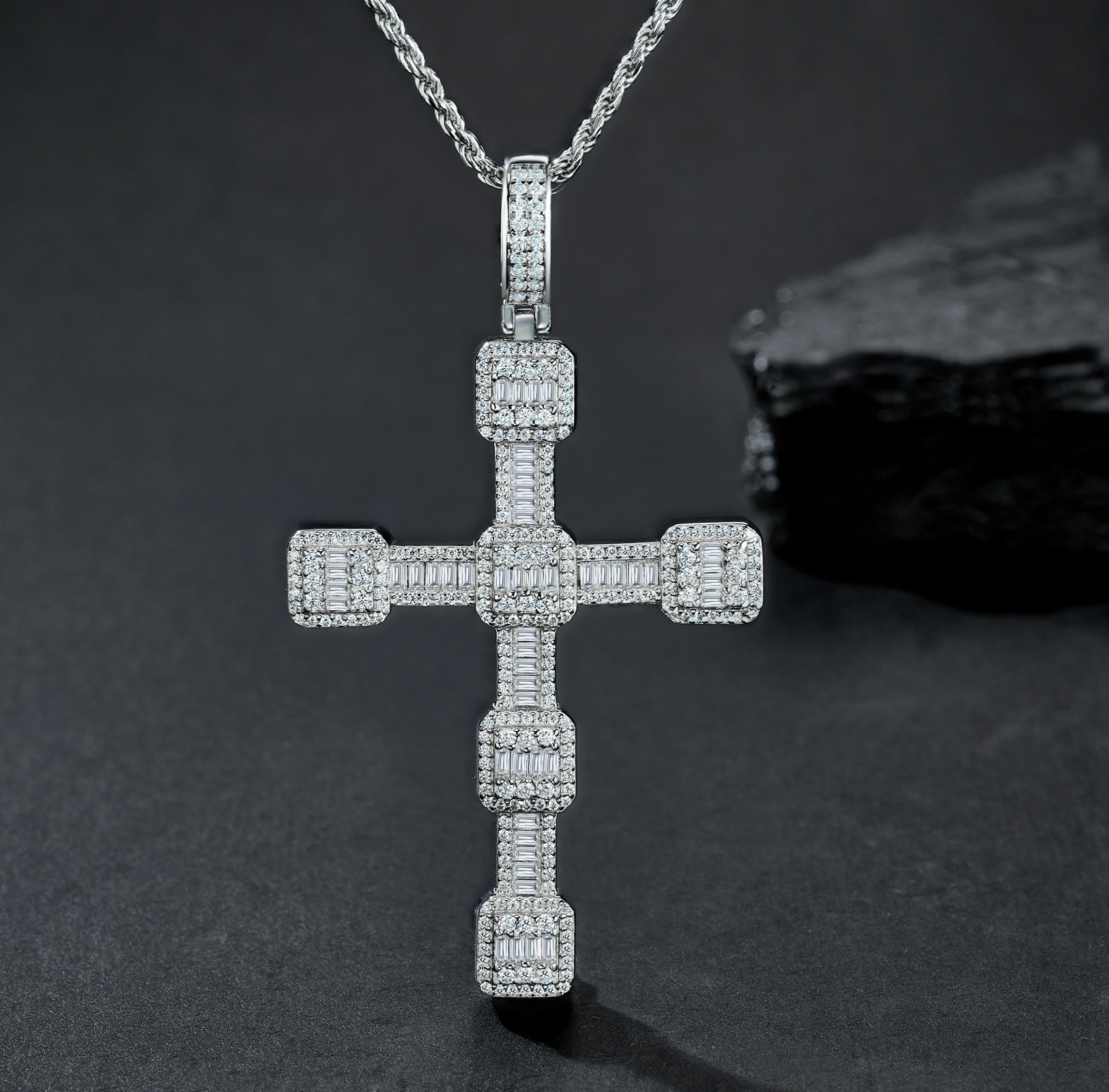 A Luxurious And Fashionable Minimalist Jewelry Pendant Necklace Featuring Top-quality Moissanite, Made Of S925 Silver Electroplated With Platinum.