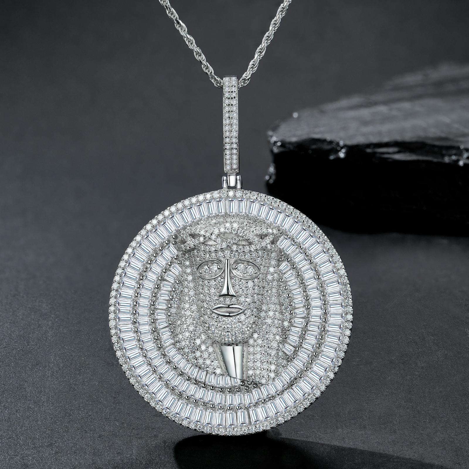 A Luxurious And Fashionable Minimalist Jewelry Pendant Necklace Featuring Top-quality Moissanite, Made Of S925 Silver Electroplated With Platinum.
