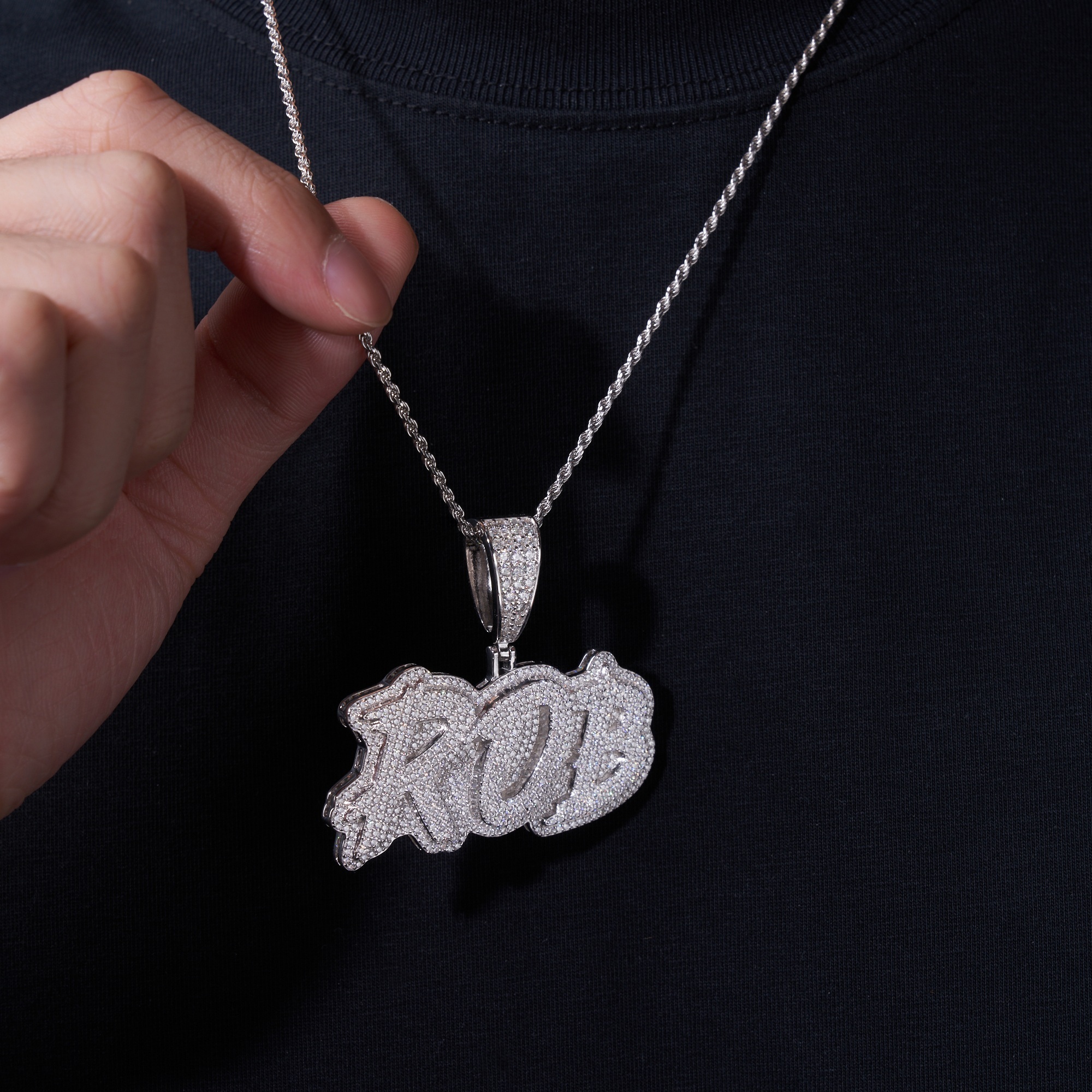 A Luxurious And Fashionable Minimalist Jewelry Pendant Necklace Featuring Top-quality Moissanite, Made Of S925 Silver Electroplated With Platinum.