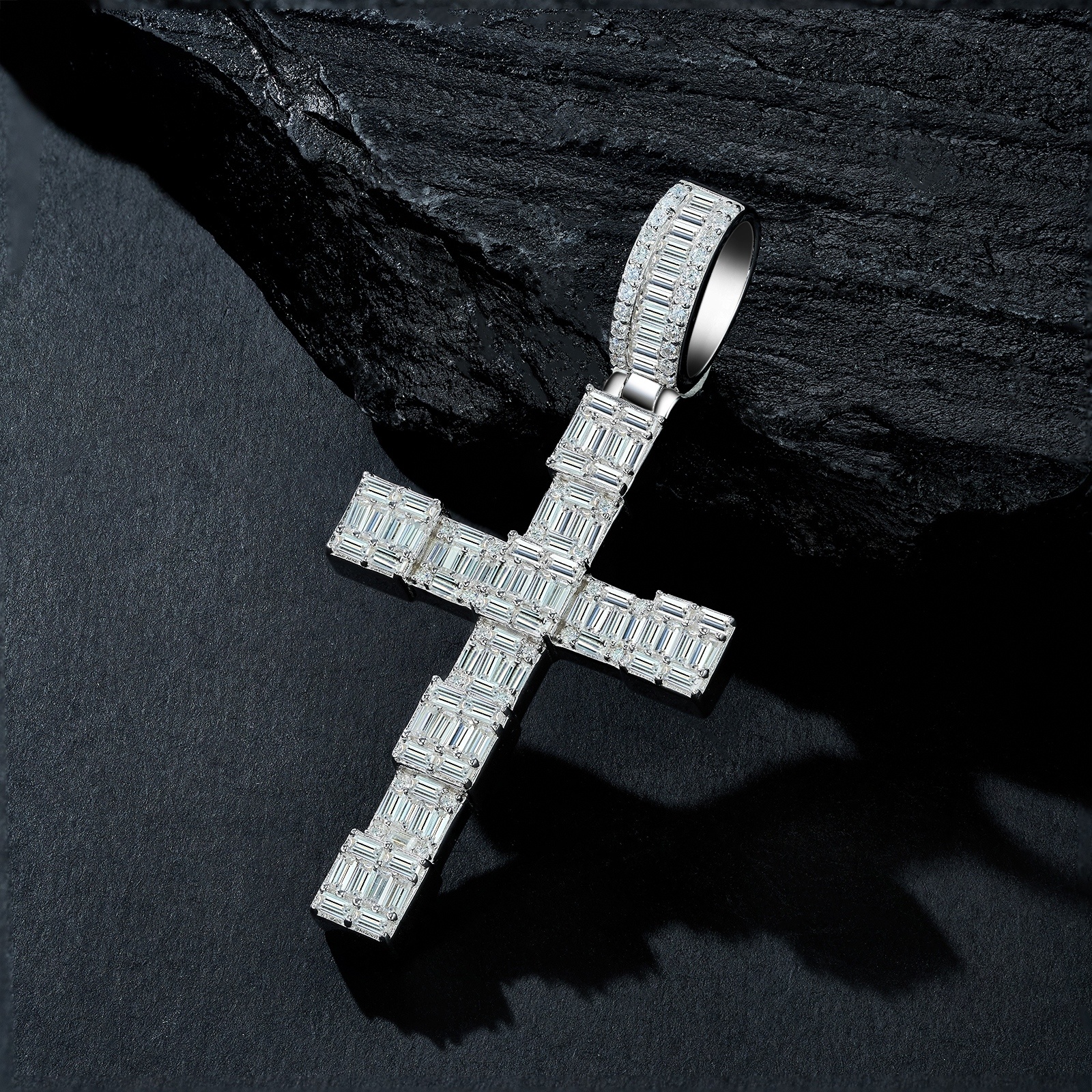 A Luxurious And Fashionable Minimalist Jewelry Pendant Necklace Featuring Top-quality Moissanite, Made Of S925 Silver Electroplated With Platinum.