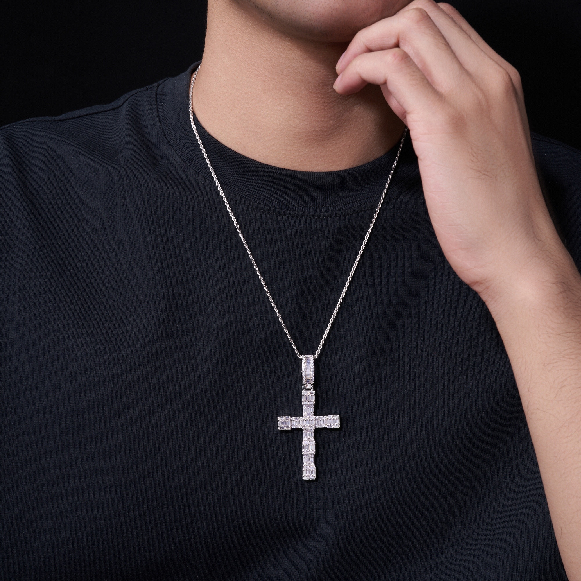 A Luxurious And Fashionable Minimalist Jewelry Pendant Necklace Featuring Top-quality Moissanite, Made Of S925 Silver Electroplated With Platinum.