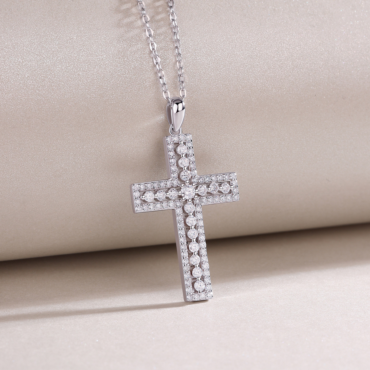 A Luxurious And Fashionable Minimalist Jewelry Pendant Necklace Featuring Top-quality Moissanite, Made Of S925 Silver Electroplated With Platinum.
