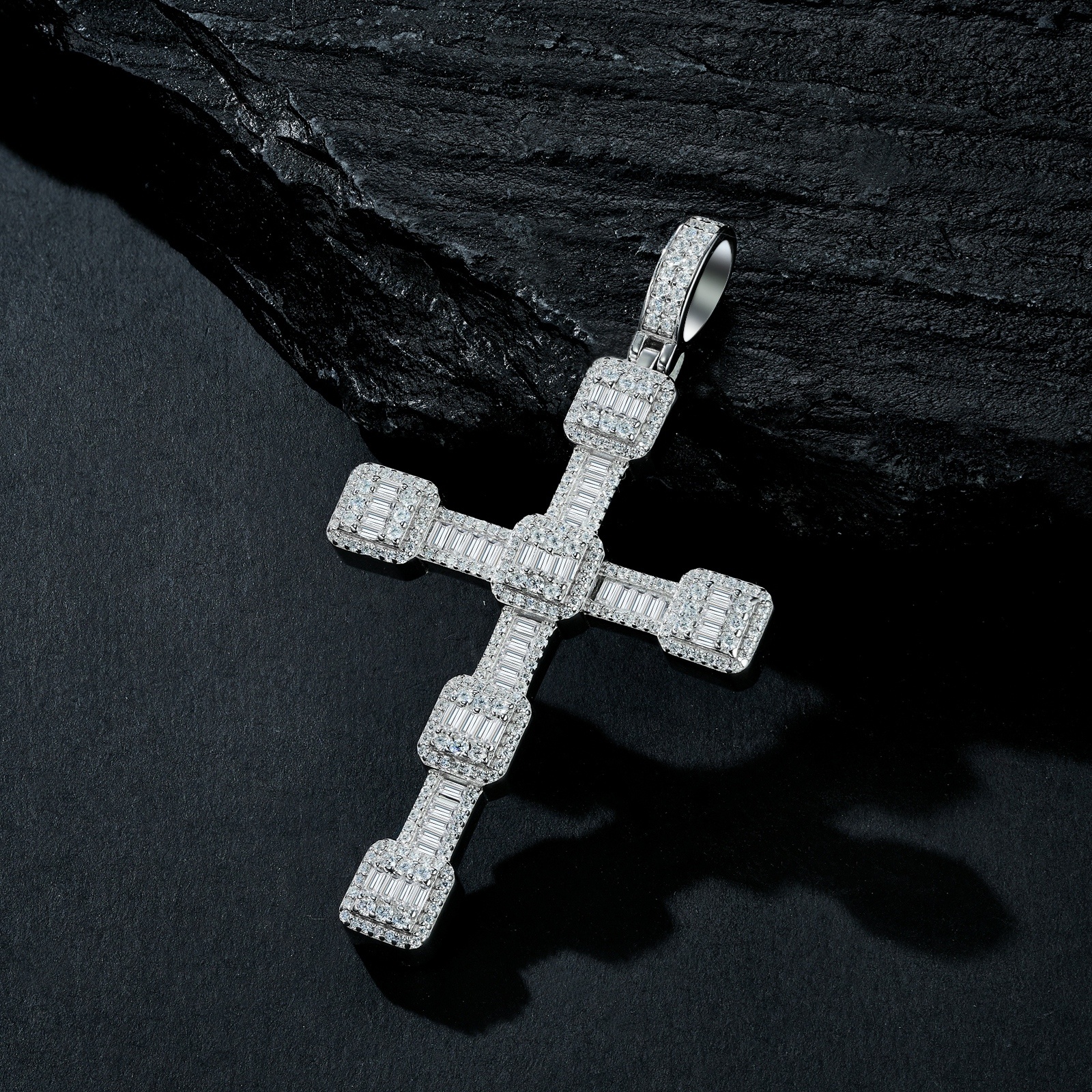 A Luxurious And Fashionable Minimalist Jewelry Pendant Necklace Featuring Top-quality Moissanite, Made Of S925 Silver Electroplated With Platinum.