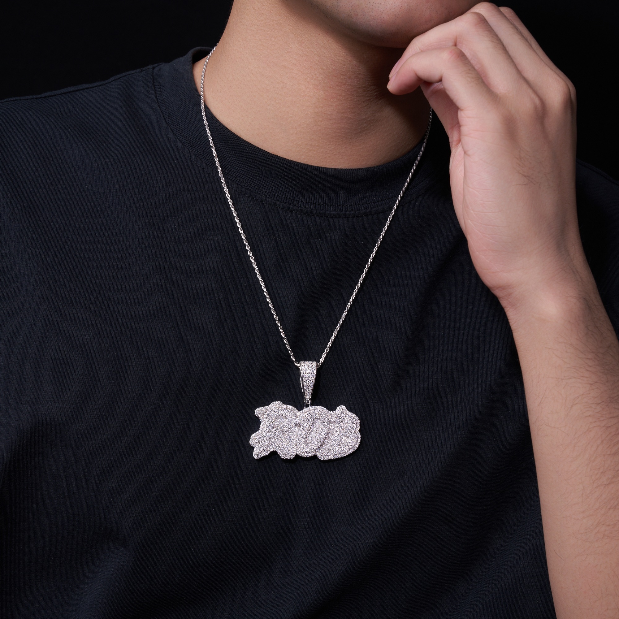 A Luxurious And Fashionable Minimalist Jewelry Pendant Necklace Featuring Top-quality Moissanite, Made Of S925 Silver Electroplated With Platinum.