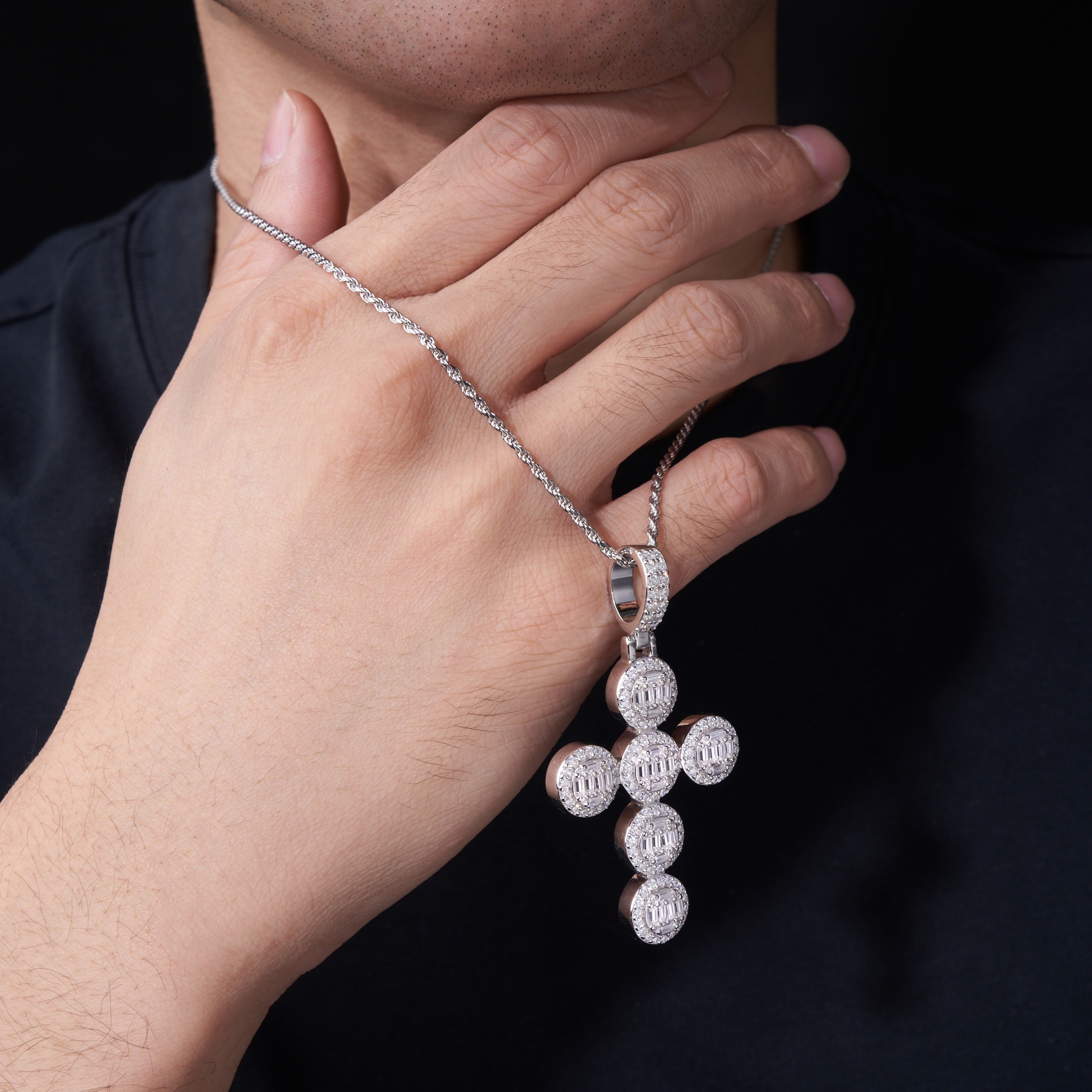 A Luxurious And Fashionable Minimalist Jewelry Pendant Necklace Featuring Top-quality Moissanite, Made Of S925 Silver Electroplated With Platinum.