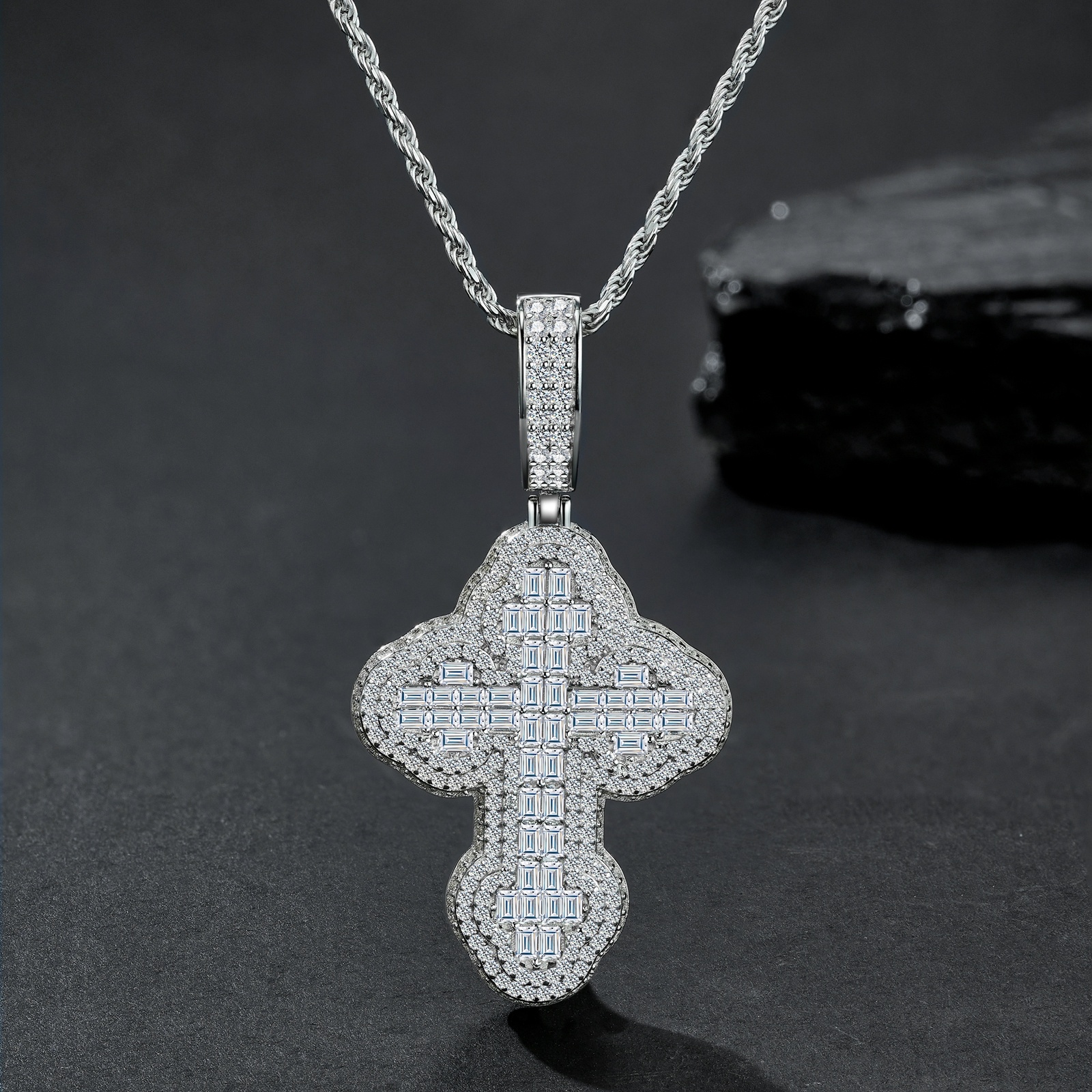 A Luxurious And Fashionable Minimalist Jewelry Pendant Necklace Featuring Top-quality Moissanite, Made Of S925 Silver Electroplated With Platinum.