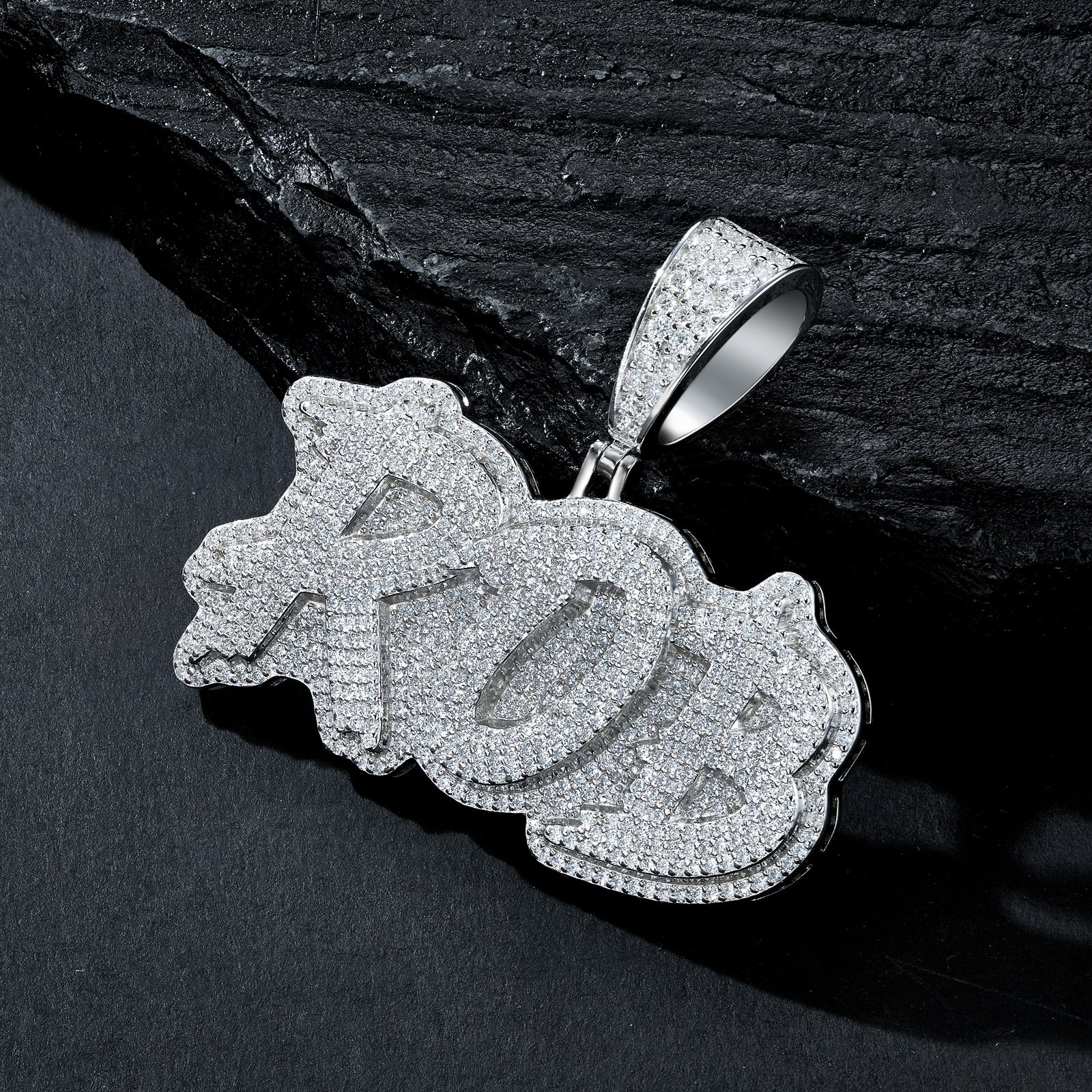 A Luxurious And Fashionable Minimalist Jewelry Pendant Necklace Featuring Top-quality Moissanite, Made Of S925 Silver Electroplated With Platinum.