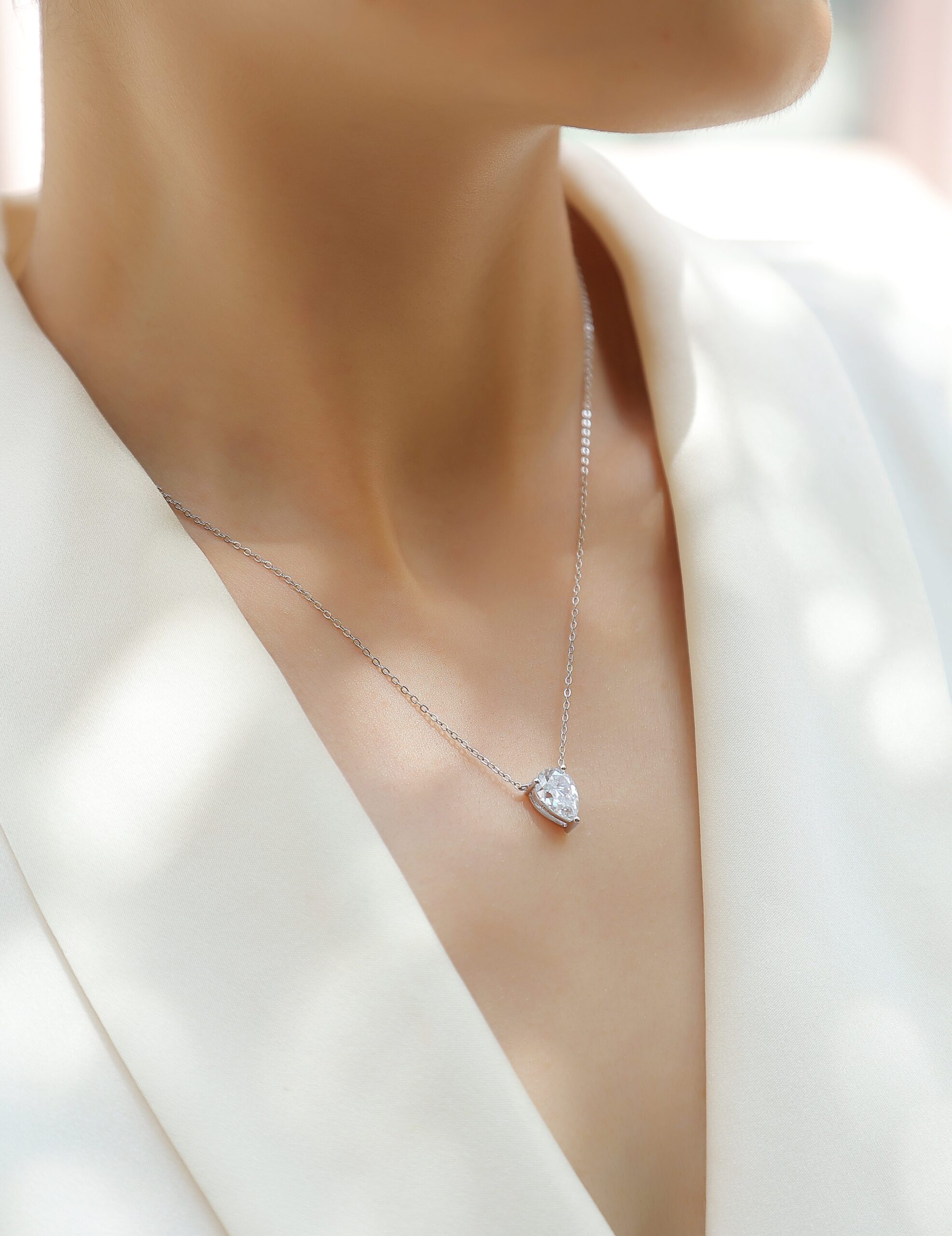 A Luxurious And Fashionable Minimalist Jewelry Pendant Necklace Featuring Top-quality Moissanite, Made Of S925 Silver Electroplated With Platinum.