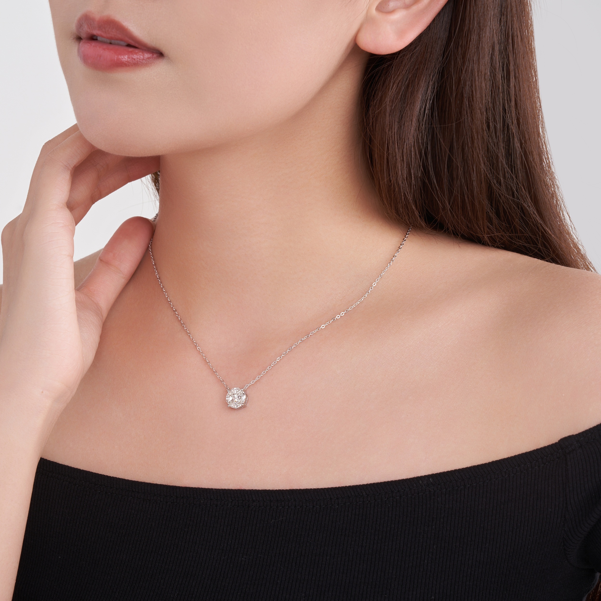 A Luxurious And Fashionable Minimalist Jewelry Pendant Necklace Featuring Top-quality Moissanite, Made Of S925 Silver Electroplated With Platinum.