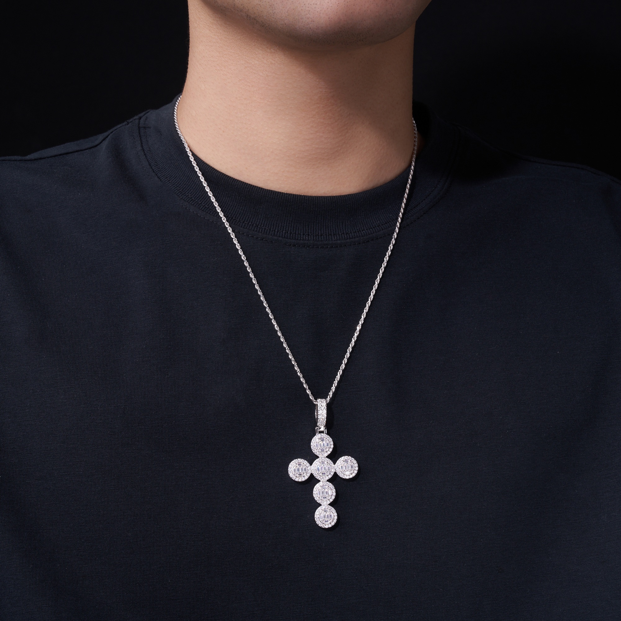 A Luxurious And Fashionable Minimalist Jewelry Pendant Necklace Featuring Top-quality Moissanite, Made Of S925 Silver Electroplated With Platinum.
