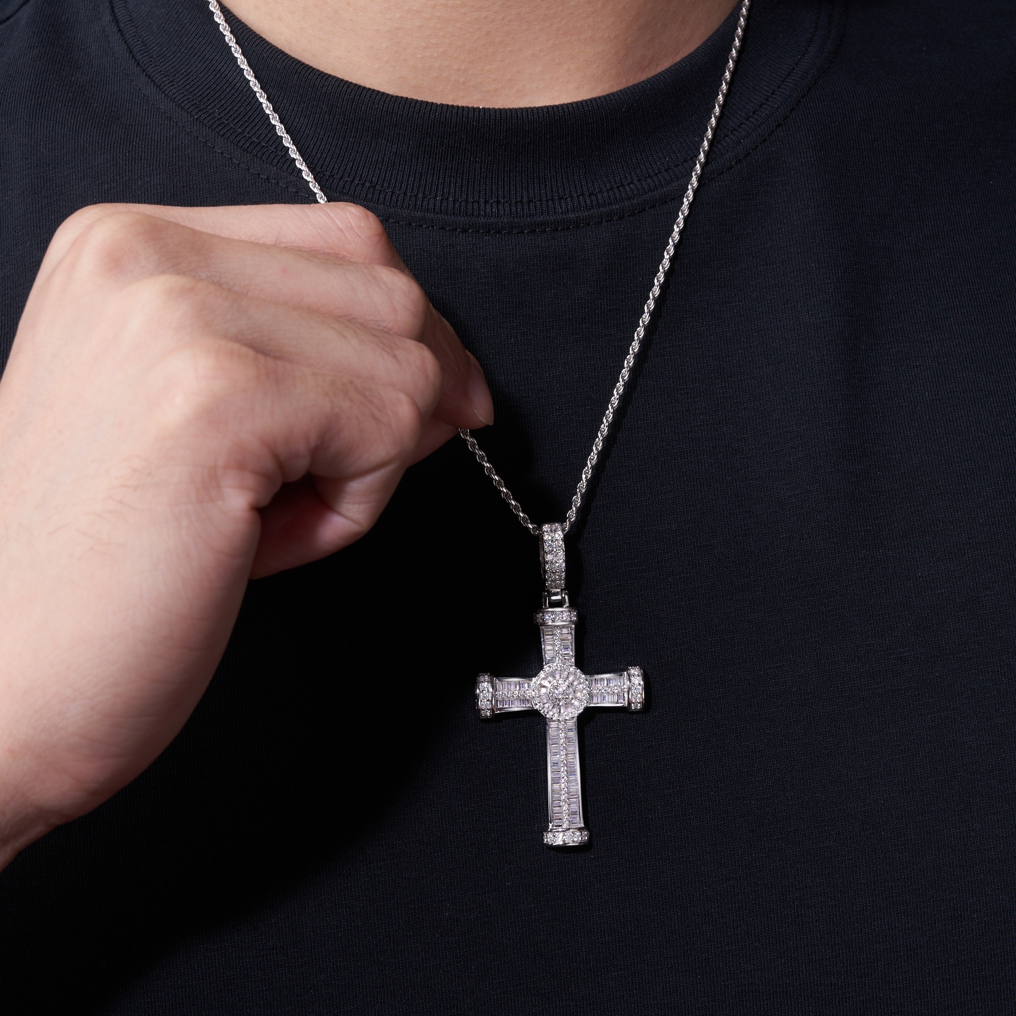 A Luxurious And Fashionable Minimalist Jewelry Pendant Necklace Featuring Top-quality Moissanite, Made Of S925 Silver Electroplated With Platinum.