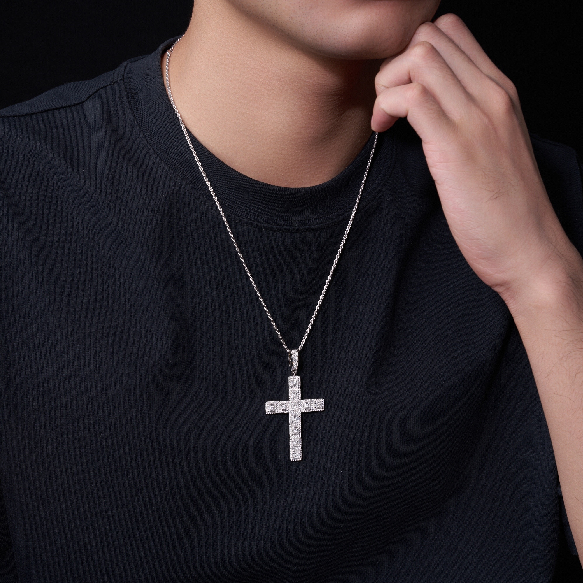 A Luxurious And Fashionable Minimalist Jewelry Pendant Necklace Featuring Top-quality Moissanite, Made Of S925 Silver Electroplated With Platinum.