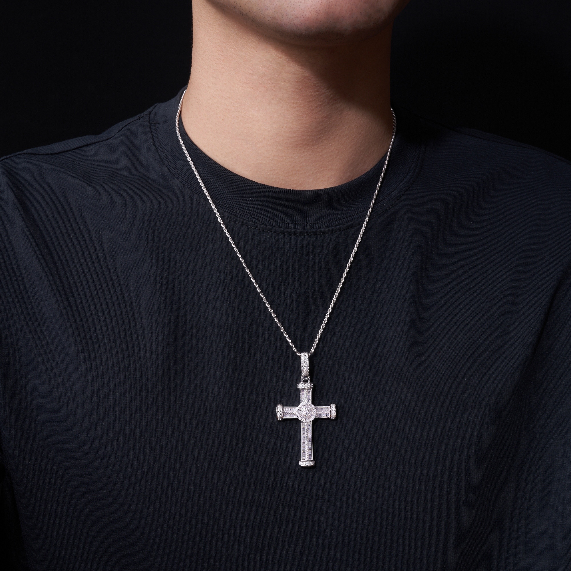 A Luxurious And Fashionable Minimalist Jewelry Pendant Necklace Featuring Top-quality Moissanite, Made Of S925 Silver Electroplated With Platinum.