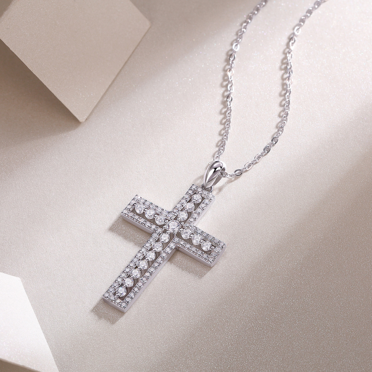 A Luxurious And Fashionable Minimalist Jewelry Pendant Necklace Featuring Top-quality Moissanite, Made Of S925 Silver Electroplated With Platinum.