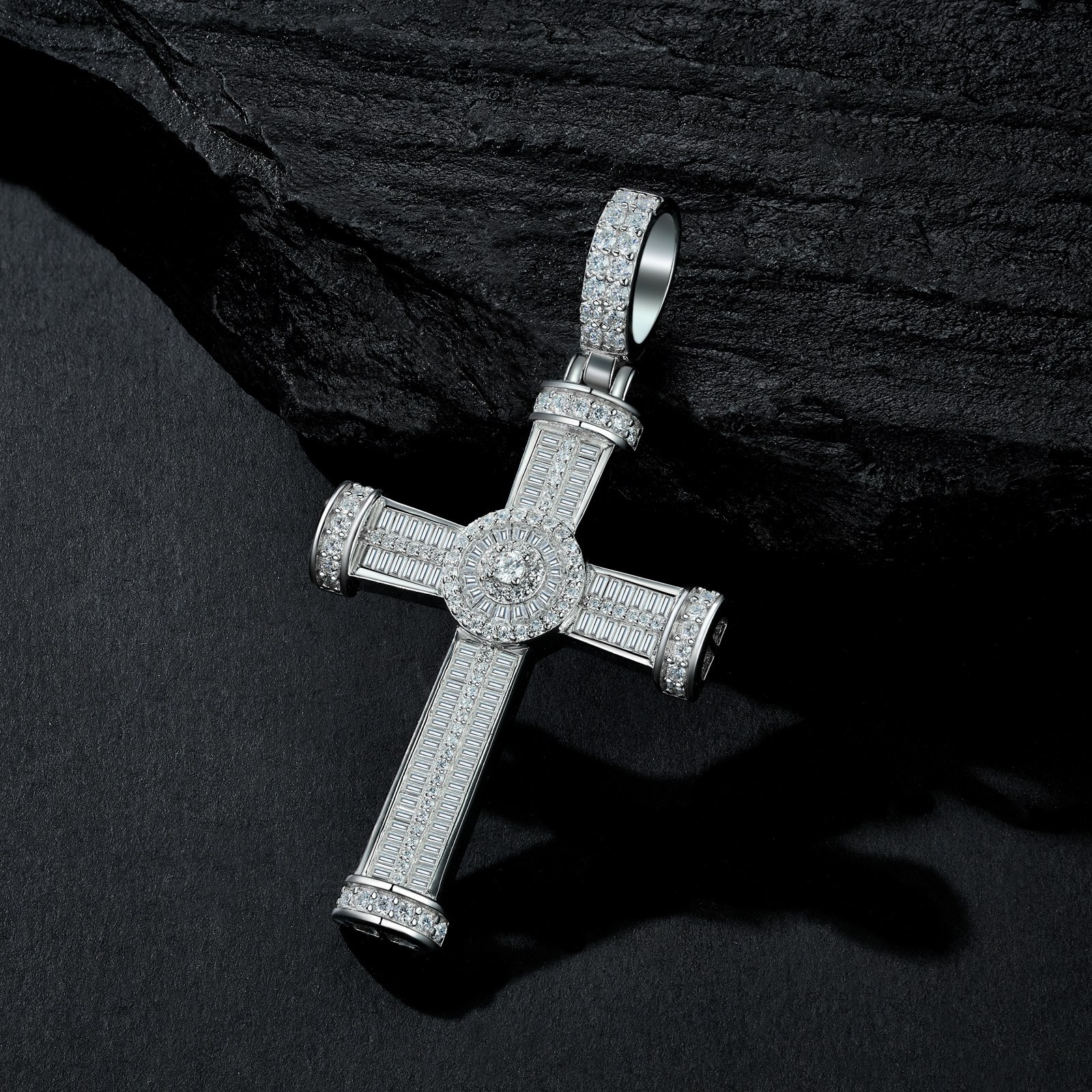 A Luxurious And Fashionable Minimalist Jewelry Pendant Necklace Featuring Top-quality Moissanite, Made Of S925 Silver Electroplated With Platinum.