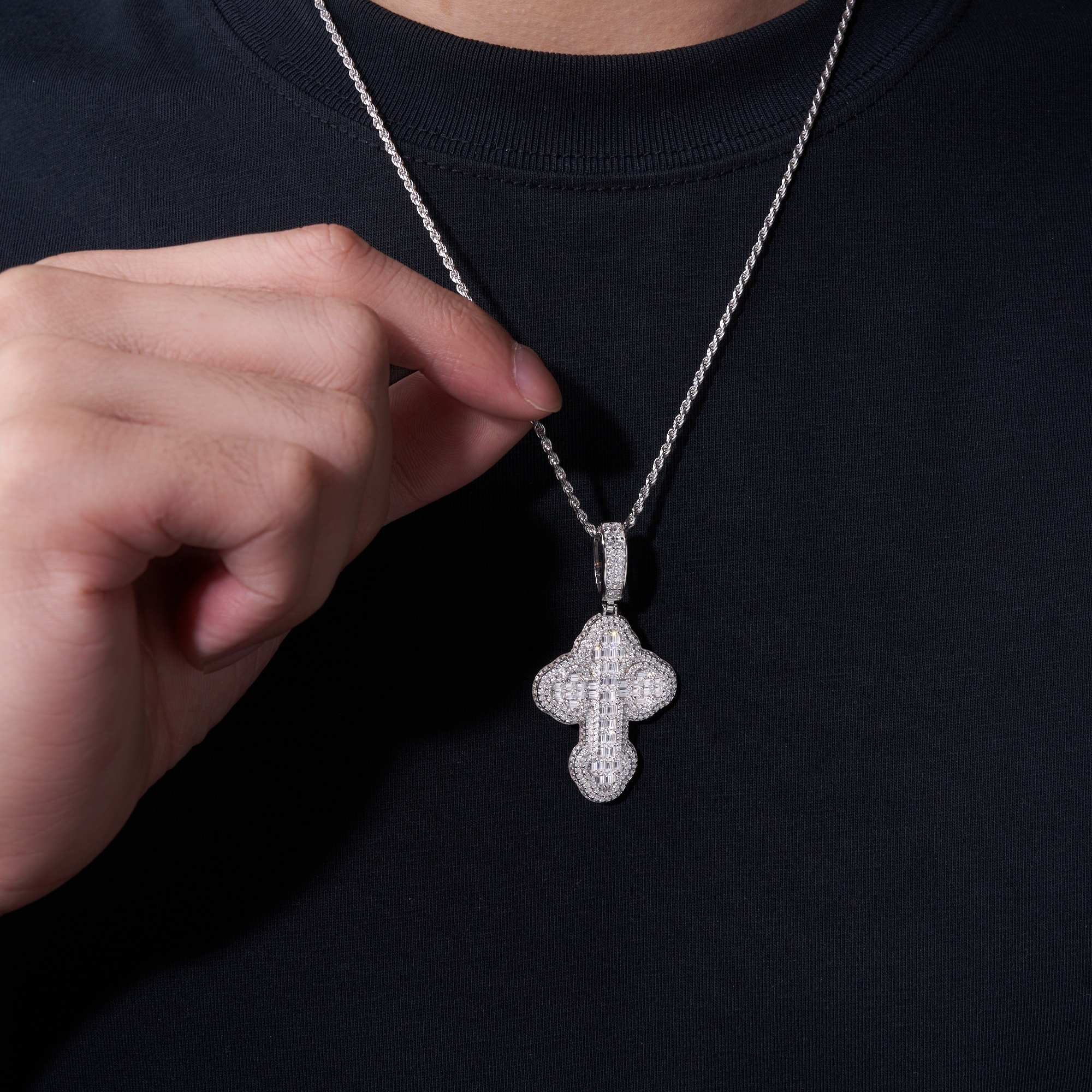 A Luxurious And Fashionable Minimalist Jewelry Pendant Necklace Featuring Top-quality Moissanite, Made Of S925 Silver Electroplated With Platinum.
