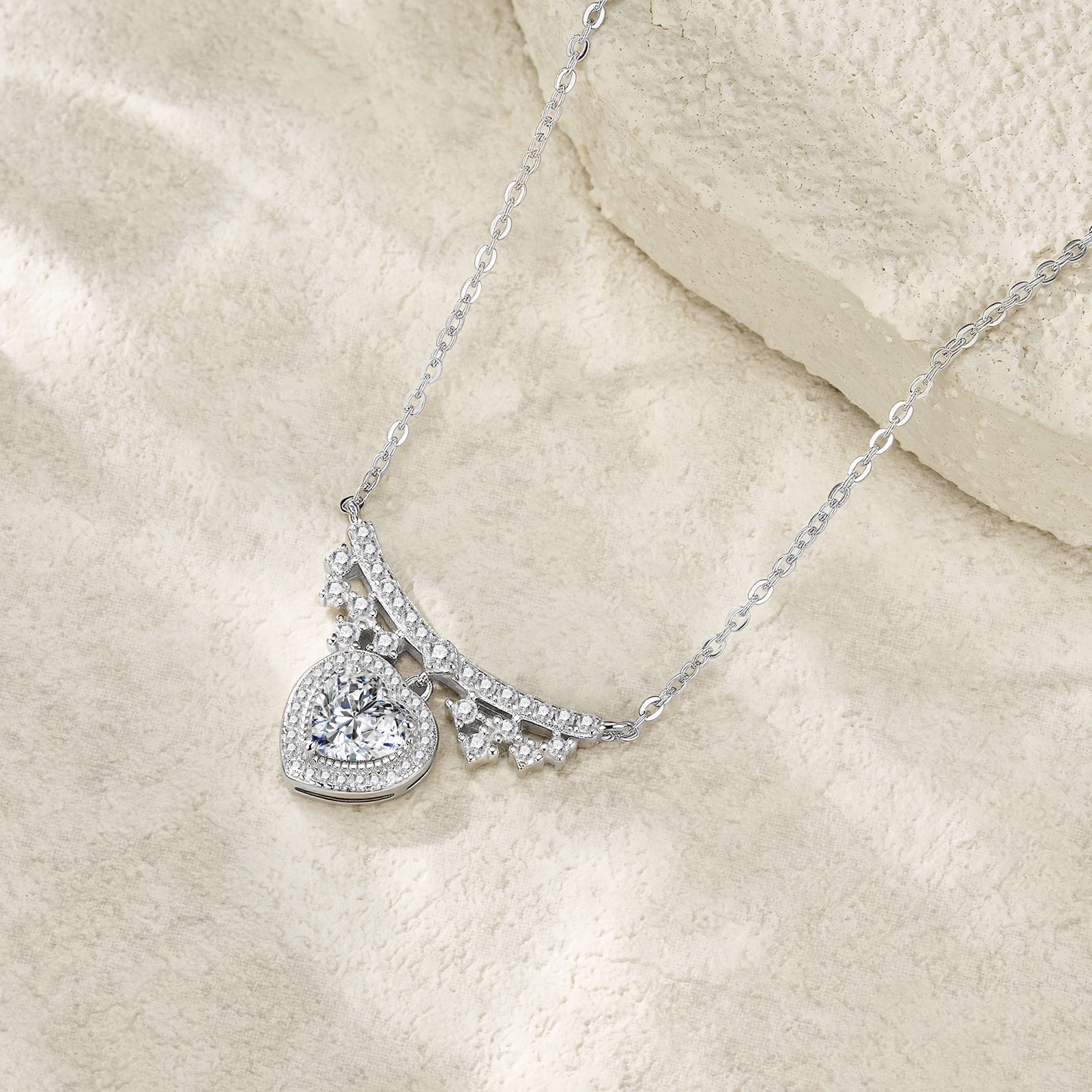 A Luxurious And Fashionable Minimalist Jewelry Pendant Necklace Featuring Top-quality Moissanite, Made Of S925 Silver Electroplated With Platinum.