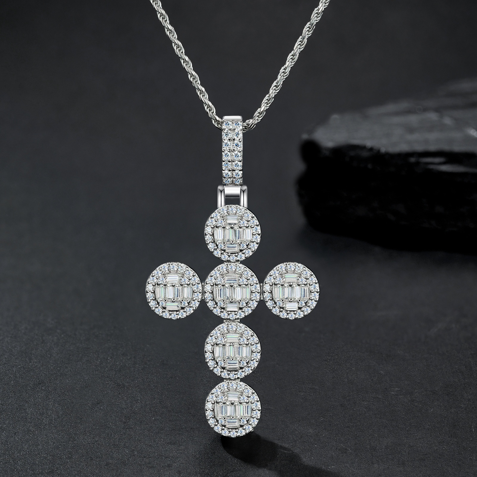 A Luxurious And Fashionable Minimalist Jewelry Pendant Necklace Featuring Top-quality Moissanite, Made Of S925 Silver Electroplated With Platinum.