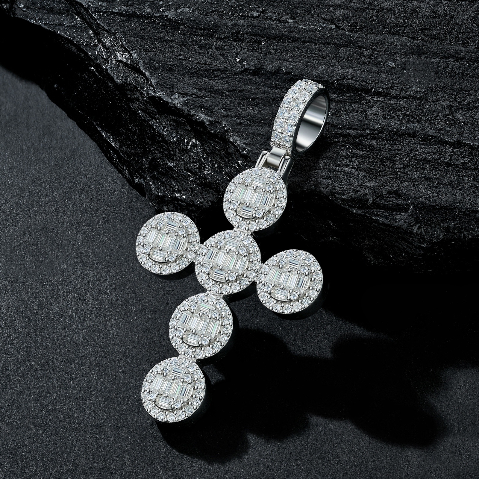 A Luxurious And Fashionable Minimalist Jewelry Pendant Necklace Featuring Top-quality Moissanite, Made Of S925 Silver Electroplated With Platinum.